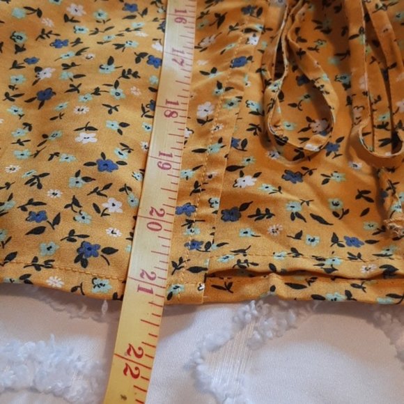 Levi's blouse. size Medium. Wrap style Tie front Yellow and white design - Picture 4 of 13